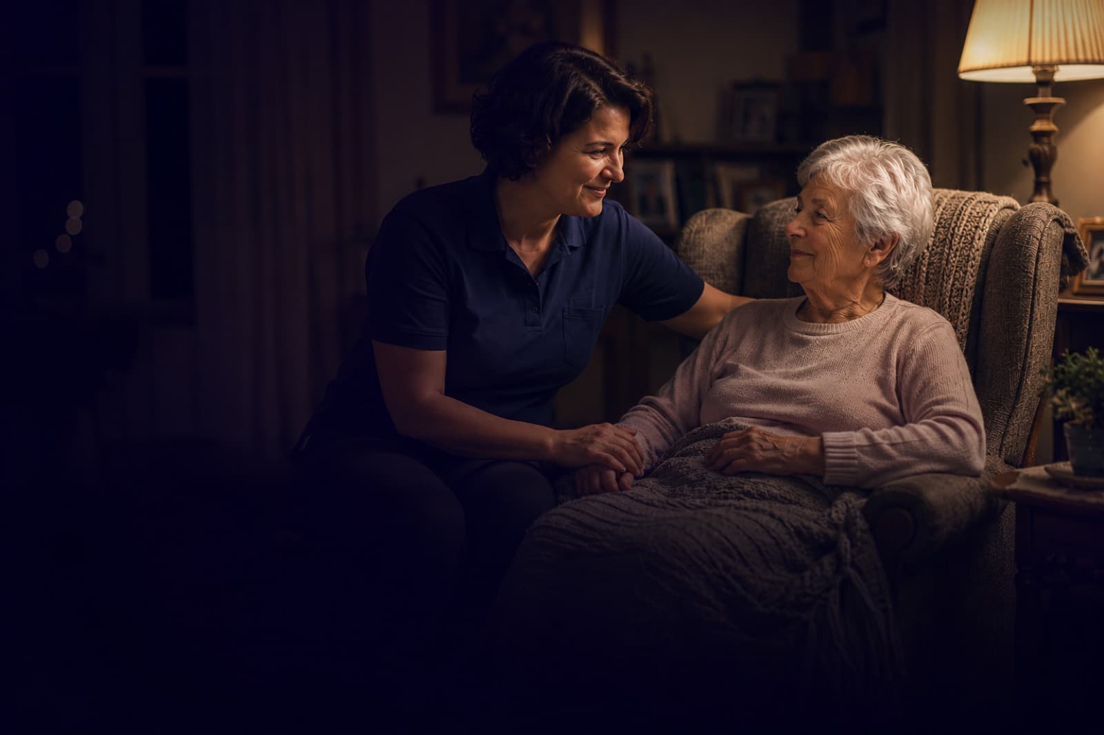 Betreuungskraft und Seniorin im eigenen Zuhause